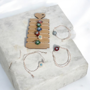 Βραχιόλι με κορδόνι και κεραμικά ματάκια