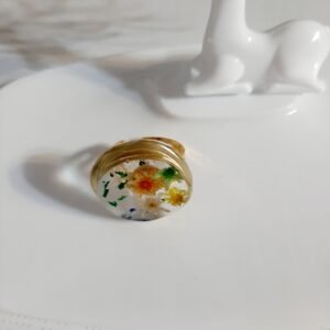 Alternative view of Χειροποίητο δαχτυλιδι από υγρό γυαλί με αποξηραμένα λουλούδια μαργαρίτα