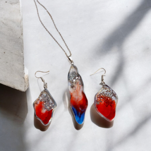 Alternative view of Σετ κολιέ και σκουλαρίκια από υγρό γυαλί κόκκινα και ασημί