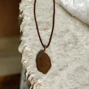 Alternative view of Κολιέ από υγρό γυαλί μπρονζέ χρυσό με καφέ κορδόνι