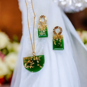 Χειροποίητο μενταγιόν από υγρό γυαλί σε πράσινο σμαραγδί με ατσάλινη αλυσίδα