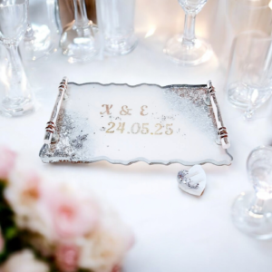 Χειροποίητος δίσκος γάμου από υγρό γυαλί σε λευκό, 30×30 εκ., προσωποποιημένος, σετ σουβέρ καρδιές με θήκη σε λευκό περλέ και ασημί και θήκη για βέρες (Μεμονωμένα ή σε σετ)