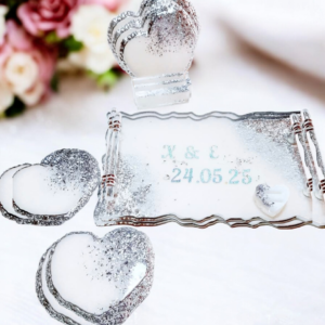Alternative view of Χειροποίητος δίσκος γάμου από υγρό γυαλί σε λευκό, 30×30 εκ., προσωποποιημένος, σετ σουβέρ καρδιές με θήκη σε λευκό περλέ και ασημί και θήκη για βέρες (Μεμονωμένα ή σε σετ)