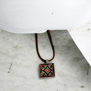 Κολιέ τετράγωνο με υγρό γυαλί και καφέ κορδόνι