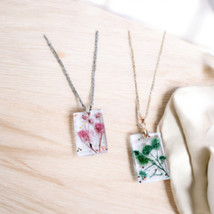 Μενταγιόν από υγρό γυαλί με αποξηραμένα λουλούδια