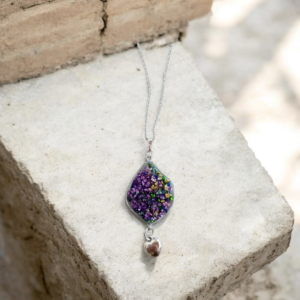 Μενταγιόν από υγρό γυαλί με φυσικές πέτρες σε απόχρωση μωβ