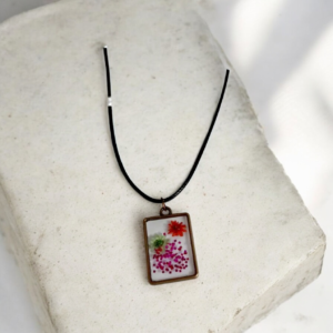 Χειροποίητο κολιέ από υγρό γυαλί με θέμα λουλούδια