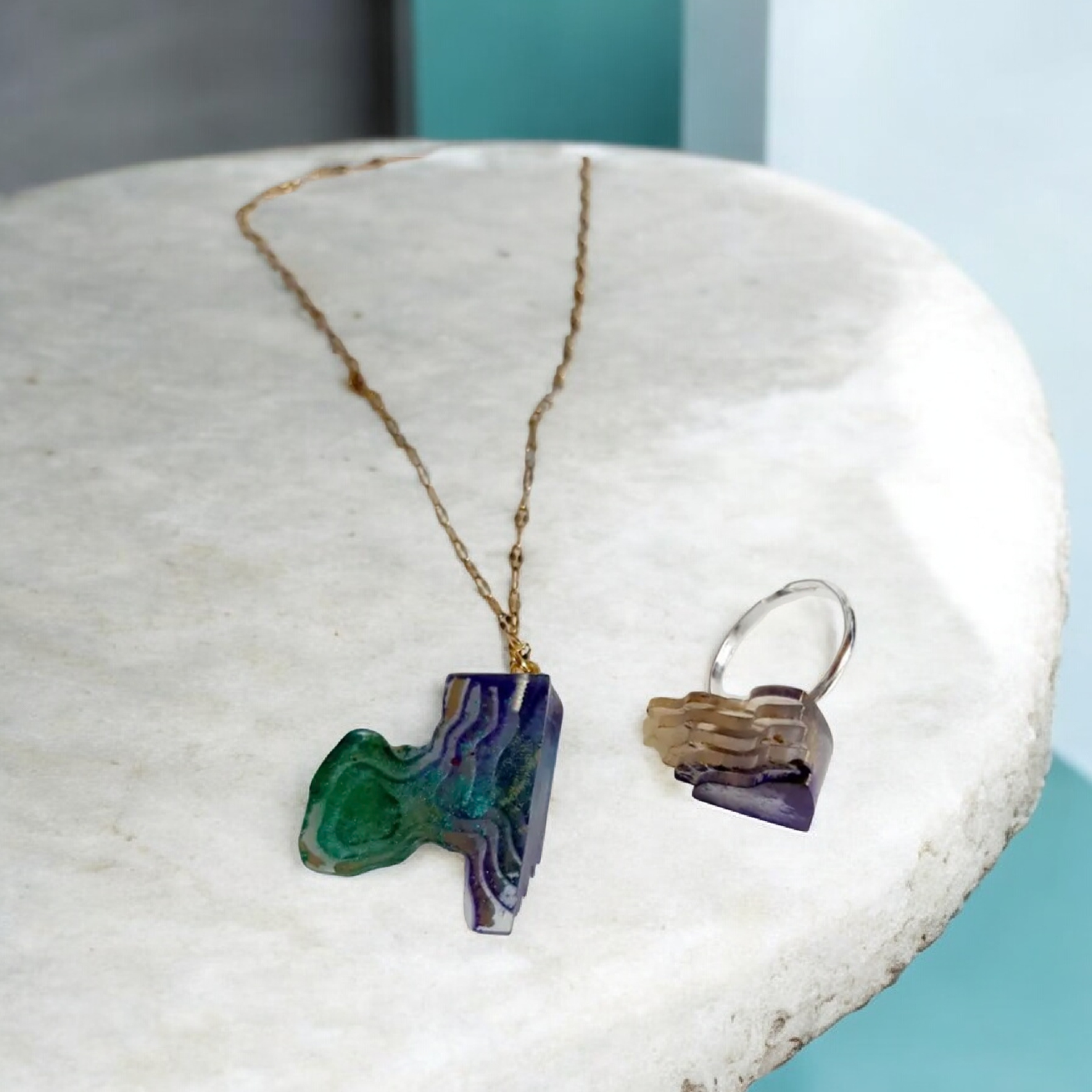 Χειροποίητο σετ από υγρό γυαλί, κολιέ σε πράσινο-μπλε με αλυσίδα και δαχτυλίδι - Image 3