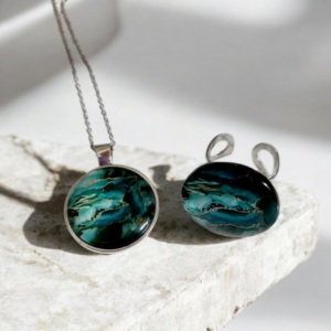 Χειροποίητο σετ κολιέ με αλυσίδα ασημί και δαχτυλίδι από υγρό γυαλί πράσινο