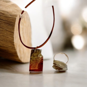 Χειροποίητο σετ κολιέ με κορδόνι καφέ σουέτ και δαχτυλίδι από υγρό γυαλί