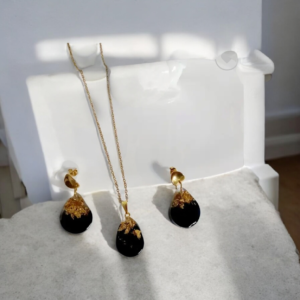 Χειροποίητο σετ σκουλαρίκια και κολιέ από υγρό γυαλί μαύρο με φύλλα χρυσού