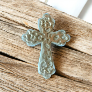 Χειροποίητος σταυρός διακοσμητικός από υγρό γυαλί σε λευκό περλέ χρώμα