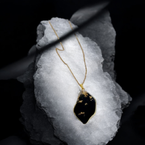 Alternative view of Κολιέ από υγρό γυαλί μαύρο χρυσό
