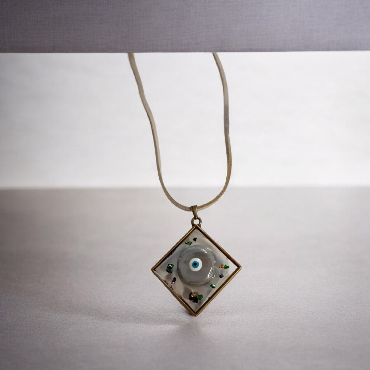 Κολιέ από υγρό γυαλί με ματάκι γκρι και σουετ κορδόνι