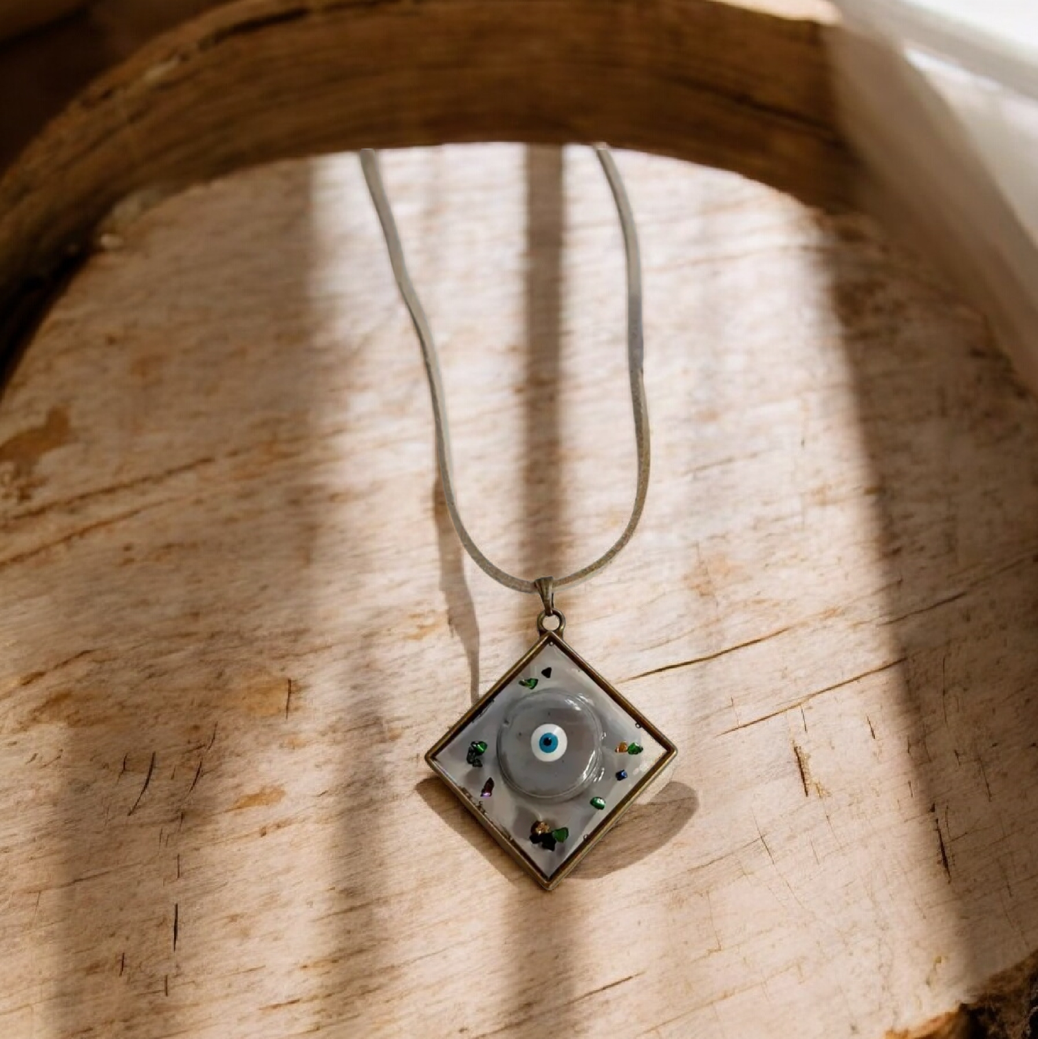 Κολιέ από υγρό γυαλί με ματάκι γκρι και σουετ κορδόνι - Image 2