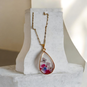 Κολιέ δάκρυ χρυσό από υγρό γυαλί με αποξηραμένα λουλούδια και πεταλούδες