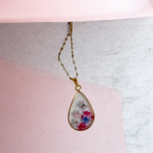 Alternative view of Κολιέ δάκρυ χρυσό από υγρό γυαλί με αποξηραμένα λουλούδια και πεταλούδες