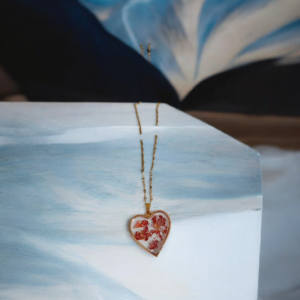 Alternative view of Κολιέ καρδιά με υγρό γυαλί και φύλλα μπρονζέ