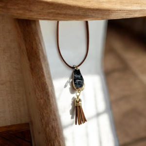 Κολιέ με πέτρα αχάτη μαύρο, φινιρισμένο με φύλλα χρυσού και με κορδόνι σουέτ καφέ