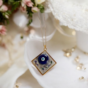 Κολιέ ρόμβος από υγρό γυαλί με κεραμικό ματάκι μπλε και αλυσίδα από ανοξείδωτο ατσάλι