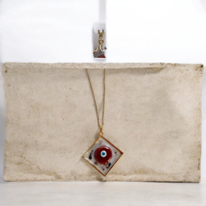 Alternative view of Κολιέ ρόμβος από υγρό γυαλί με μπορντό ματάκι και αλυσίδα από ανοξείδωτο ατσάλι