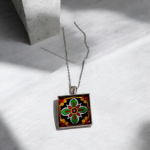 Alternative view of Κολιέ τετράγωνο με υγρό γυαλί και αλυσίδα