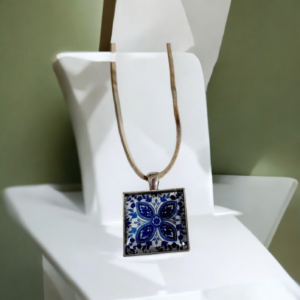 Κολιέ τετράγωνο σε ασημί από υγρό γυαλί με κορδόνι σουέτ εκρού