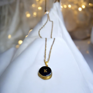 Κρεμαστό χειροποίητο μενταγιόν από υγρό γυαλί μαύρο-χρυσό με μονογράμματα. Διατίθεται σε χρώμα και γράμμα επιλογής