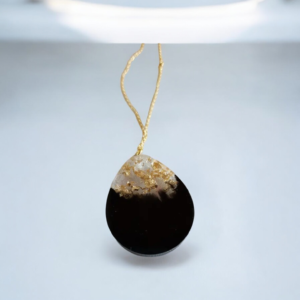 Alternative view of Χειροποίητο κολιέ από υγρό γυαλί μεγάλο δάκρυ μαύρο και φύλλα χρυσού