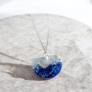 Alternative view of Χειροποίητο κολιέ από υγρό γυαλί μπλε και φύλλα ασημιού