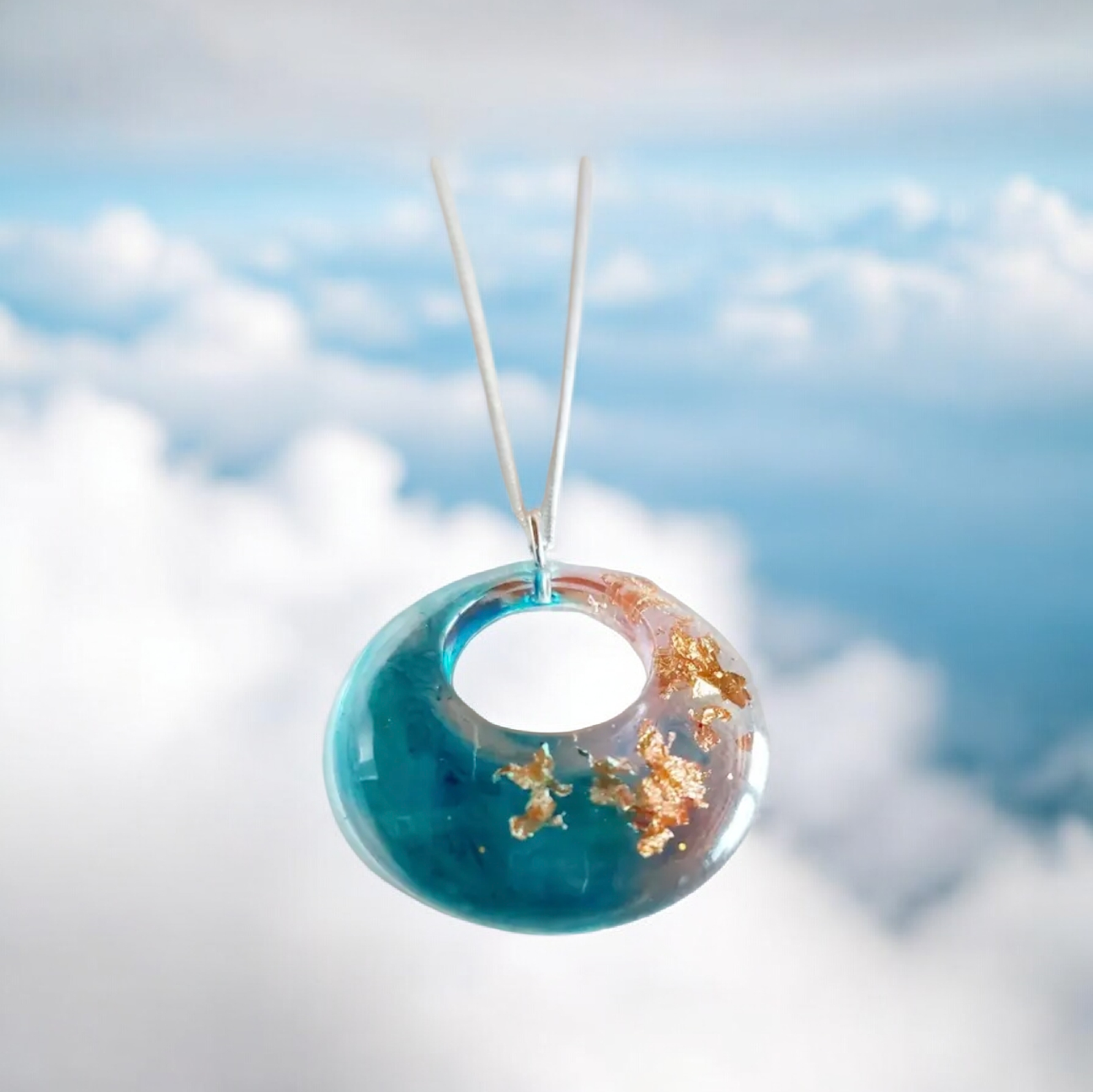 Χειροποίητο κολιέ από υγρό γυαλί μπλε και φύλλα χρυσού