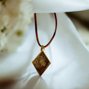 Χειροποίητο κολιέ από υγρό γυαλί ρομβος γήινο καφέ με κορδόνι