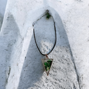 Χειροποίητο κολιέ τρίγωνο από υγρό γυαλί με ενσωματωμένα λουλούδια