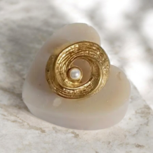 Alternative view of Μεταλλικό δαχτυλίδι με μικρή πέρλα