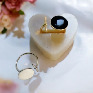 Δαχτυλίδι από ανοξείδωτο ατσάλι με υγρό γυαλί σε ασημί και χρυσό, με μαύρο και άσπρο