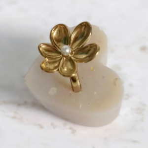 Alternative view of Δαχτυλίδι λουλούδι με πέρλα, μεταλλικό με ρυθμιζόμενο άνοιγμα