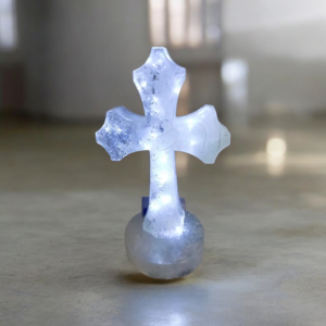 Χειροποίητος σταυρός σε βάση από υγρό γυαλί σε λευκό και ασημί με ενσωματωμένα φωτάκια
