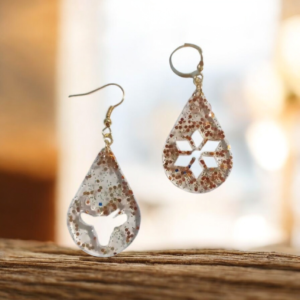 Χειροποίητα χριστουγεννιάτικα σκουλαρίκια από υγρό γυαλί, Νιφάδα-Τάρανδος