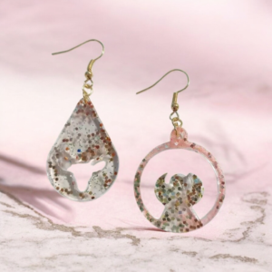 Χειροποίητα χριστουγεννιάτικα σκουλαρίκια από υγρό γυαλί, Τάρανδος-Αγγελάκι