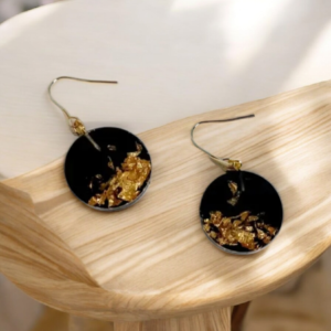 Σκουλαρίκια από υγρό γυαλί στρογγυλά μαύρα με φύλλα χρυσού