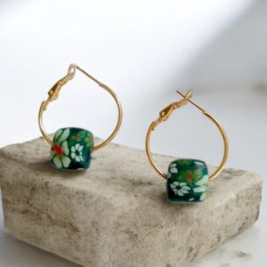 Σκουλαρίκια κρίκοι χρυσοί με τετράγωνη πράσινη χάντρα