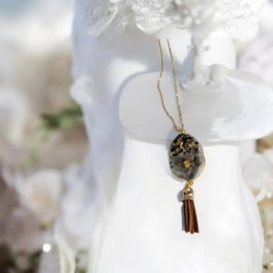 Χειροποίητο κολιέ από υγρό γυαλί με πέτρες και φούντα καφέ