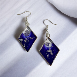 Alternative view of Χειροποίητα σκουλαρίκια από υγρό γυαλί, ρόμβος μωβ με ασημί