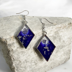 Χειροποίητα σκουλαρίκια από υγρό γυαλί, ρόμβος μωβ με ασημί