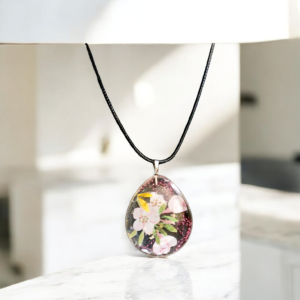 Κολιέ οβάλ από υγρό γυαλί με αποξηραμένα λουλούδια