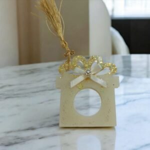 Γούρι χειροποίητο από υγρό γυαλί σε λευκό και χρυσό (Διαλέξτε οτι χρώμα επιθυμείτε στα σχόλια παραγγελιας)