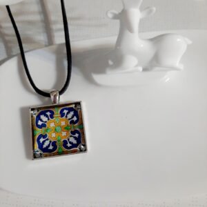 Κολιέ τετράγωνο με υγρό γυαλί και μαύρο κορδόνι