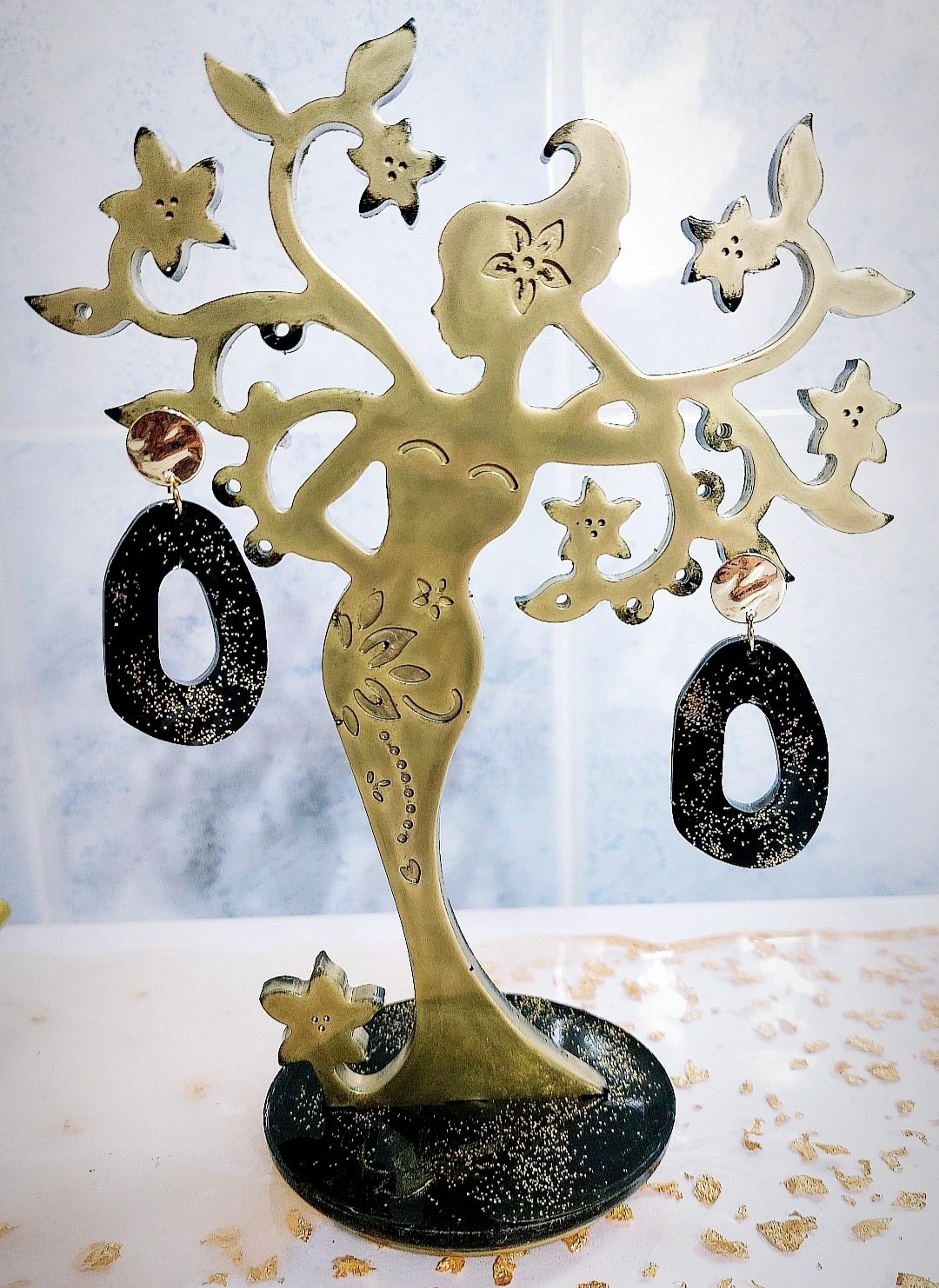 Χειροποίητα σκουλαρίκια από υγρό γυαλί μαύρο-χρυσό - Image 2