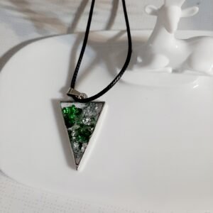 Alternative view of Χειροποίητο κολιέ τρίγωνο από υγρό γυαλί με ενσωματωμένα λουλούδια