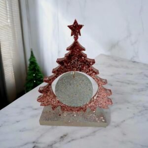 Alternative view of Χειροποίητο χριστουγεννιάτικο δέντρο από υγρό γυαλί σε βάση με κρεμαστή μπάλα σε ασημί glitter